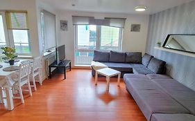 Modern Spacious 3 Bedroom City Centre Apartment - Free Parking - Private Balcony - Excellent Service